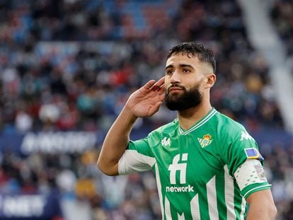 Fekir hace un gesto tras hacer el 2-4 de falta al Levante.