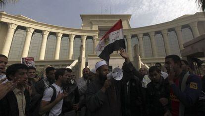 Partidarios del presidente Morsi protestan ante el Tribunal Constitucional.