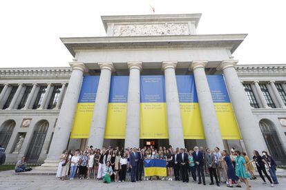 
El Museo del Prado ha instalado carteles con los nombres de cinco museos ucranianos (en cirílico y en castellano) tras las dos puertas monumnetales de Velázquez y Goya. La acción se enmarca en la celebración del Día Internacional de los Museos. 
