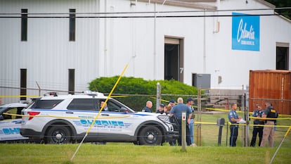 Agentes de policía en el exterior de Columbia Machine, Inc., en Smithsburg, tras el tiroteo de este jueves.