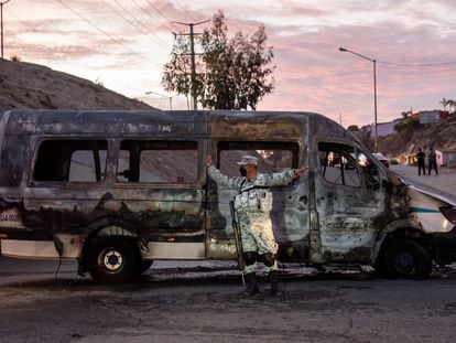 El 12 de agosto se registraron más de veinte carros incendiados en Tijuana por lo que negocios y plazas comerciales desalojaron clientes.