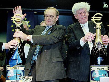 El comisario europeo Yves-Thibault de Silguy y el presidente del BCE, celebrando la llegada del euro el 31 de diciembre de 1998