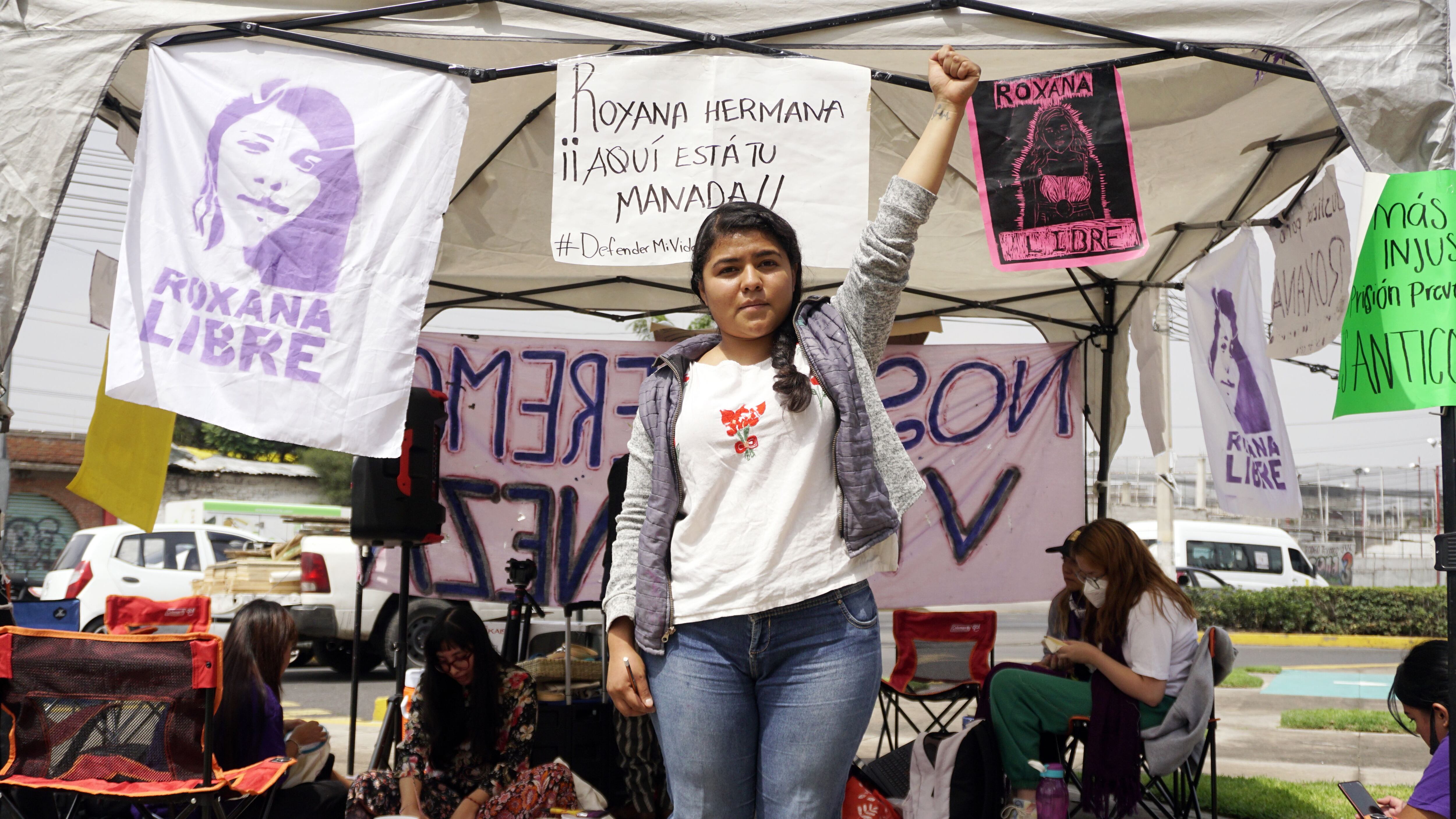 Roxana Ruiz Santiago, una joven de 22 años, en una protesta previa a una audiencia sobre su situación penal, en los juzgados federales del Penal de Neza Bordo, en el Estado de México, el 29 de julio de 2022.