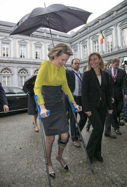 La reina consorte Matilde de Bélgica junto a la Alta representante de la diplomacia europea, Federica Mogherini.