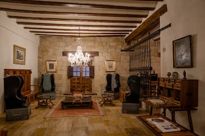 En la biblioteca, Guth guardaba una de las mejores colecciones de literatura gastronómica de España, que revisaba desde uno de sus sillones orejeros, “como los que hay en los museos ingleses para que duerman los vigilantes y no se les vea”, según explicó en una entrevista. |