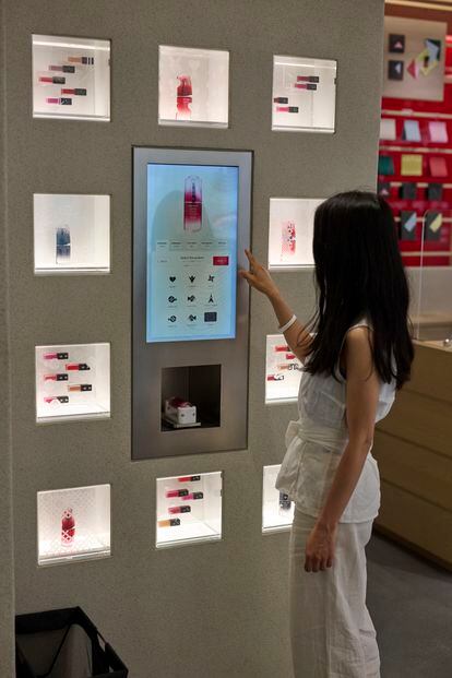 En la 'boutique' de Shiseido se imparten clases de maquillaje y hay fuentes para recargar sérums y pantallas para probarse virtualmente los diferentes tonos de bases, sombras y máscaras de la marca.