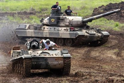 Carro de combate AMX-30 del Ejército venezolano durante unas maniobras, al fondo, en una imagen de archivo.