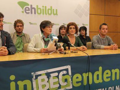 Laura Mintegi (tercera por la izquierda) durante su comparecencia de esta mañana.
