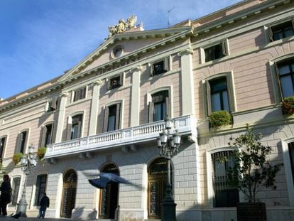 Retiran el retrato del Rey del salón de plenos del Ayuntamiento de Sabadell