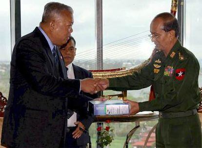 El primer ministro de Tailandia, el ultraderechista Samak Sundaravej, en Rangún con su homólogo en la Junta Militar birmana, Thein Sein.