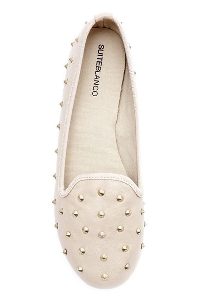 Neutro: Blanco también se apunta a la fiebre slipper y ha sacado este modelo con pinchos en dos colores. Su precio, 19,90 euros.