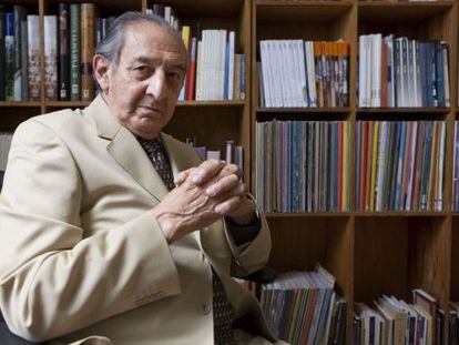 Eduardo Lizalde, en su despacho de la Biblioteca de M&eacute;xico.