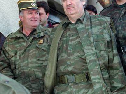 En primer plano, Radovan Karadzic en 1995.