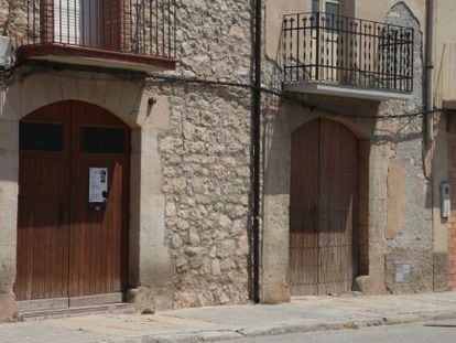 Casa de Castelldans, la primera desde la izquierda, en la que vivían los menores.