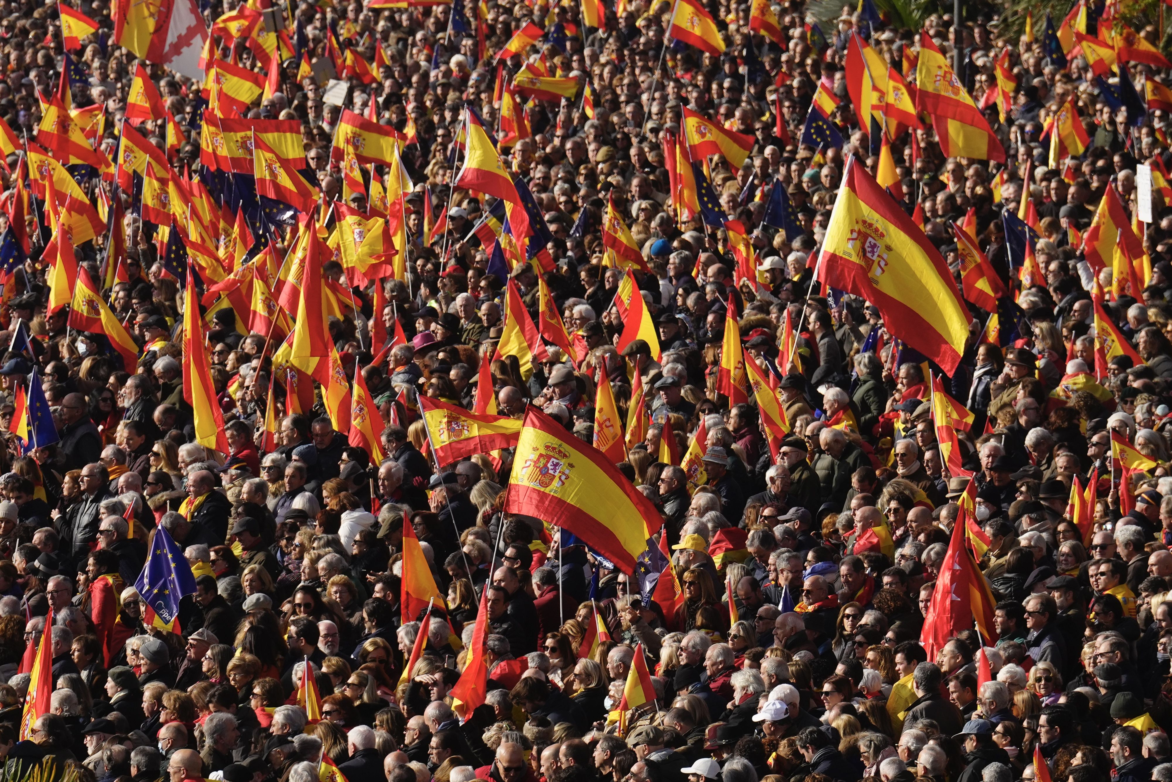 Participantes en la manifestación contra la amnistía, este domingo en Madrid.  organizado por el Partido Popular en defensa de la Constitución y de la igualdad, este domingo en el Parque del Templo de Debod, en Madrid. EFE/Borja Sanchez-Trillo