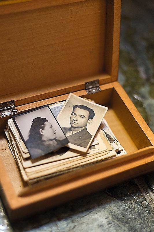 En la imagen, una caja con retratos de los abuelos de Dan Lande: Jana y Joel.