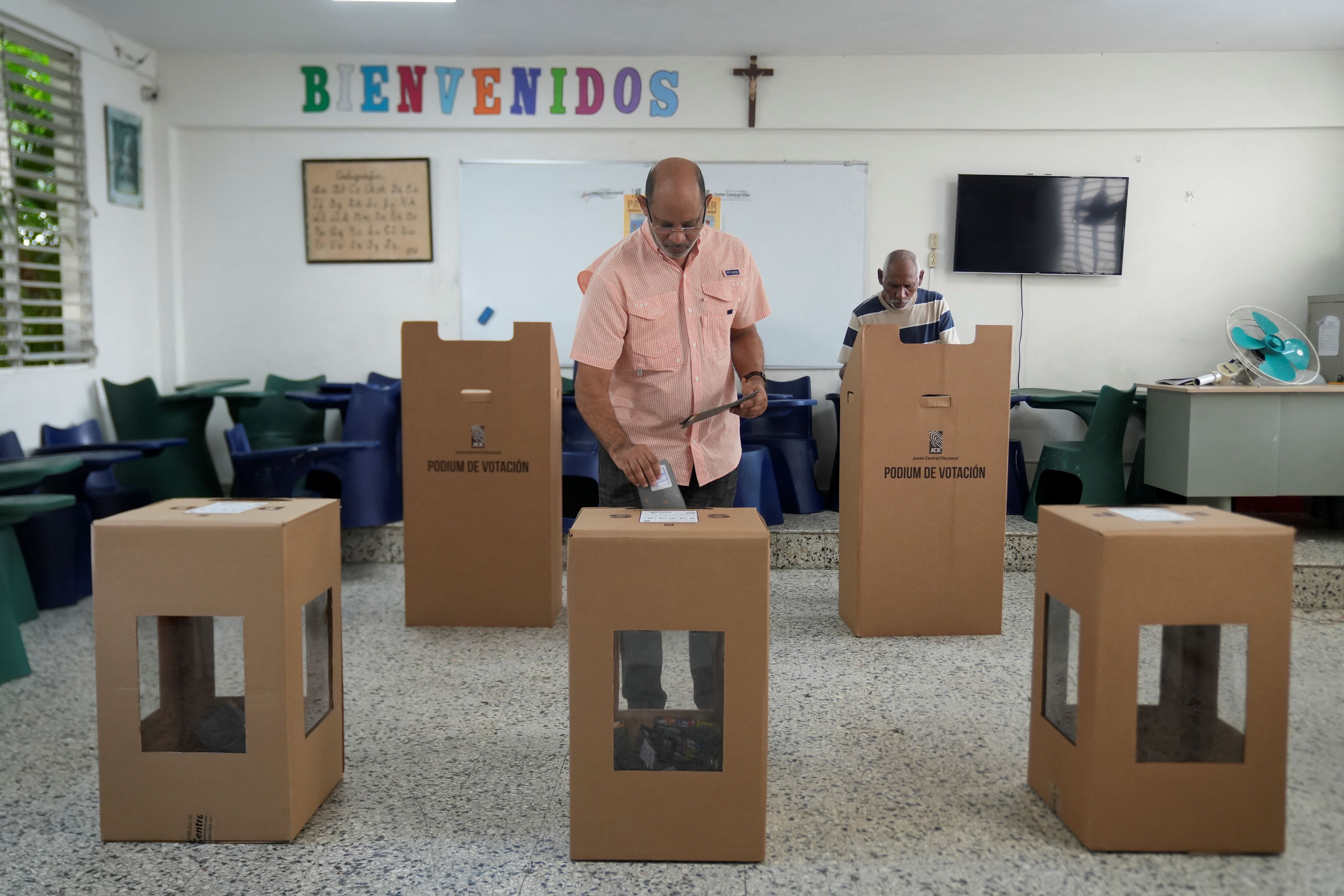 Un ciudadano vota en Santo Domingo, este 19 de mayo.