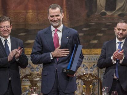 El Rey recibe el XXVII Premio Convivencia de la Fundación Manuel Roseta en el Palau de la Generalitat. En el vídeo, las declaraciones de Felipe VI.