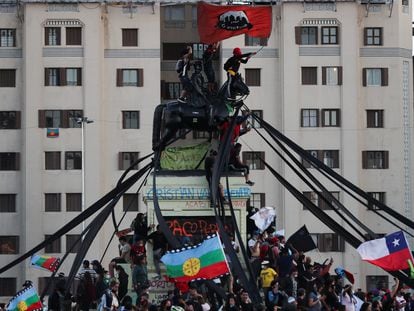 Manifestantes durante una de las protestas en Plaza Italia en junio de 2021.