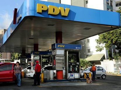 Varios clientes repostan sus veh&iacute;culos en una gasolinera de Petr&oacute;leos de Venezuela en Caracas.