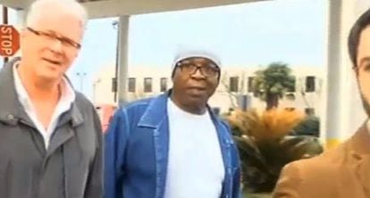 Captura de vídeo que muestra al exreo Glenn Ford (centro) a la salida de la prisión estatal de Luisiana, donde pasó 30 años.