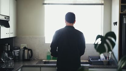 Un hombre en la cocina, en una foto de archivo.
