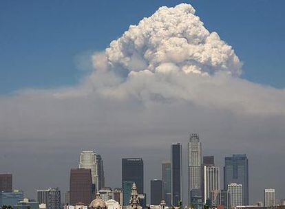 La gran columna de humo de los incendios que azotan California surge amenazadora sobre Los Angeles