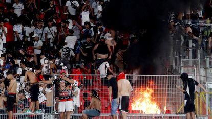 Hinchas de Colo Colo provocan disturbios en la tribuna durante la final de la Supercopa 2024 del fútbol chileno, en el Estadio Nacional Julio Martínez Prádanos en Santiago, el 11 de febrero de 2024.