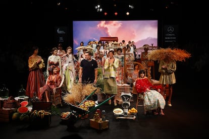 Las modelos del desfile de Duyos posan con el diseñador en la apertura de la Pasarela Cibeles 2021, este jueves.