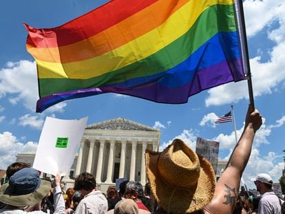 Este sábado una bandera LGTBI ondeaba durante una protesta ante el Tribunal Supremo en Washington por la decisión 'Dobbs contra Jackson Women's Health Organization'.