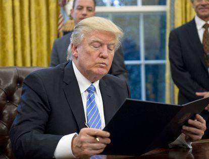 Trump tras firmar una orden ejecutiva.