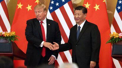 Saludo entre el presidente de Estados Unidos, Donald Trump, y el de China, Xi Jinping.