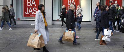 Rebajas en una calle comercial de Madrid