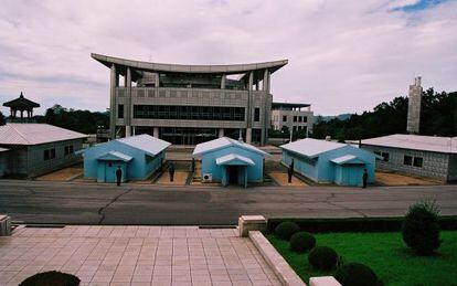 Los famosos edificios azules en los que se firmó el armisticio en Panmunjeom.