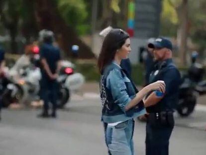 Anatomía de un disparate: el anuncio para Pepsi de Kendall Jenner, plano a plano