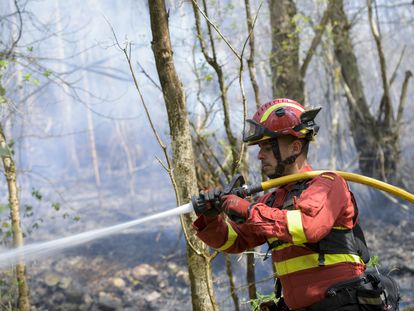 Un bombero trabajaba el domingo en la extinción de un incendio en Las Regueras, cerca de Oviedo.