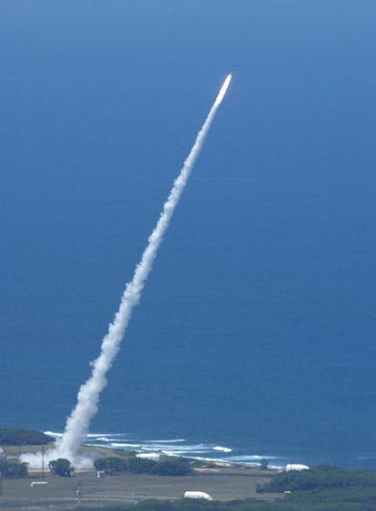 Uno de los misiles lanzados durante las pruebas del ejército de EE UU de su sistema antimisiles en una isla de Hawai.