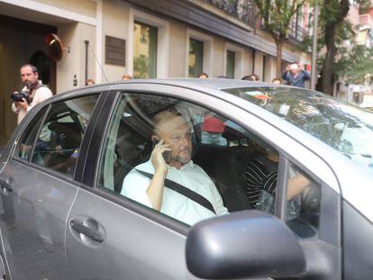 Los miembros de la ejecutiva socialista Antonio Pradas y Eva Matarín salen de la sede del PSOE tras presentar su dimisión.