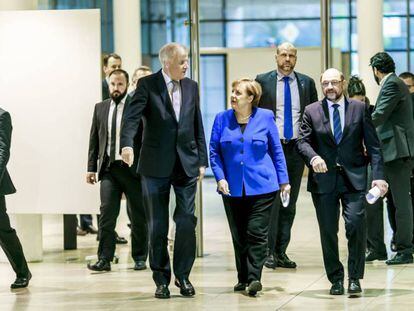 Los líderes alemanes se dirigen a la rueda de prensa tras una noche de negociaciones en Berlín, a mediados de enero de 2018.