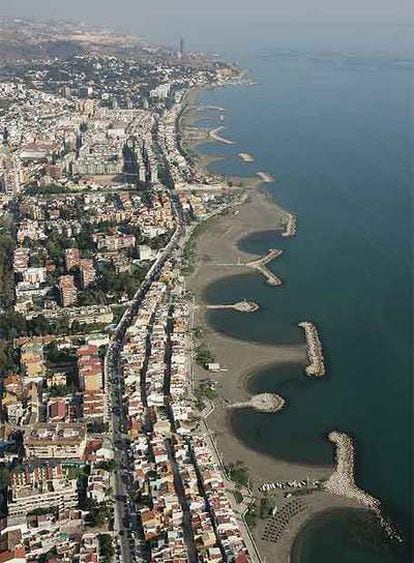 Costas derribará varias casas de pescadores y espigones en Málaga para proteger  la playa.