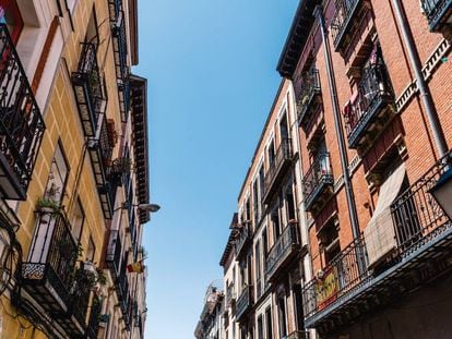 Edificios en una calle del barrio Malasaña.