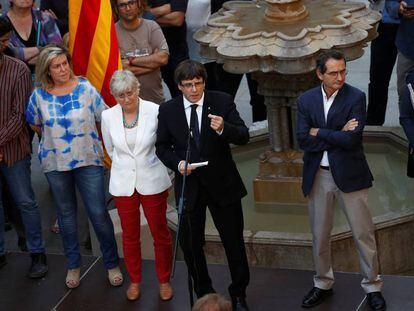 Clara Ponsatí (con chaqueta blanca) junto al último presidente de la Generalitat de Cartaluña, Carles Puigdemont, en una imagen de archivo.