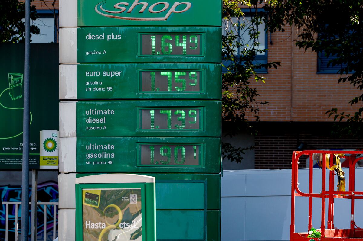 El gasóleo estrena agosto superando la barrera de 1,5 euros por litro | Economía