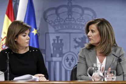 La ministra de Empleo, Fátima Báñez (derecha) junto a la vicepresidenta del Gobierno, Soraya Sáenz de Santamaría, en una rueda de prensa del Consejo de Ministros.