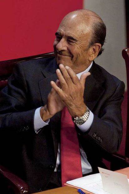 El presidente del Banco Santander, Emilio Botín (2d), durante la X Junta General de Accionistas de Universia