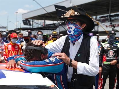 Bubba Wallace es consolado por el dueño de su equipo Richard Petty antes de la carrera en Alabama.