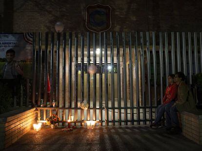 La vigilia en el Colegio Cervantes tras el tiroteo en Torreón (Coahuila).