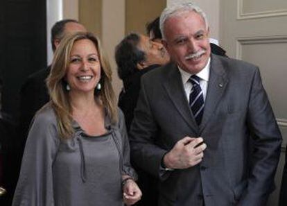 La ministra Jiménez con su homólogo palestino, Riad al Malki, en Madrid. 