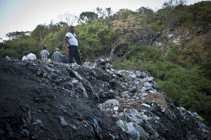 Un hombre contempla la inmensidad del basurero (Cocula, Guerrero).