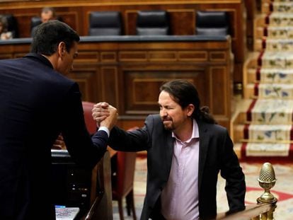 Pablo Iglesias saluda a Pedro Sánchez, tras su intervención ante el pleno del Congreso de los Diputados.